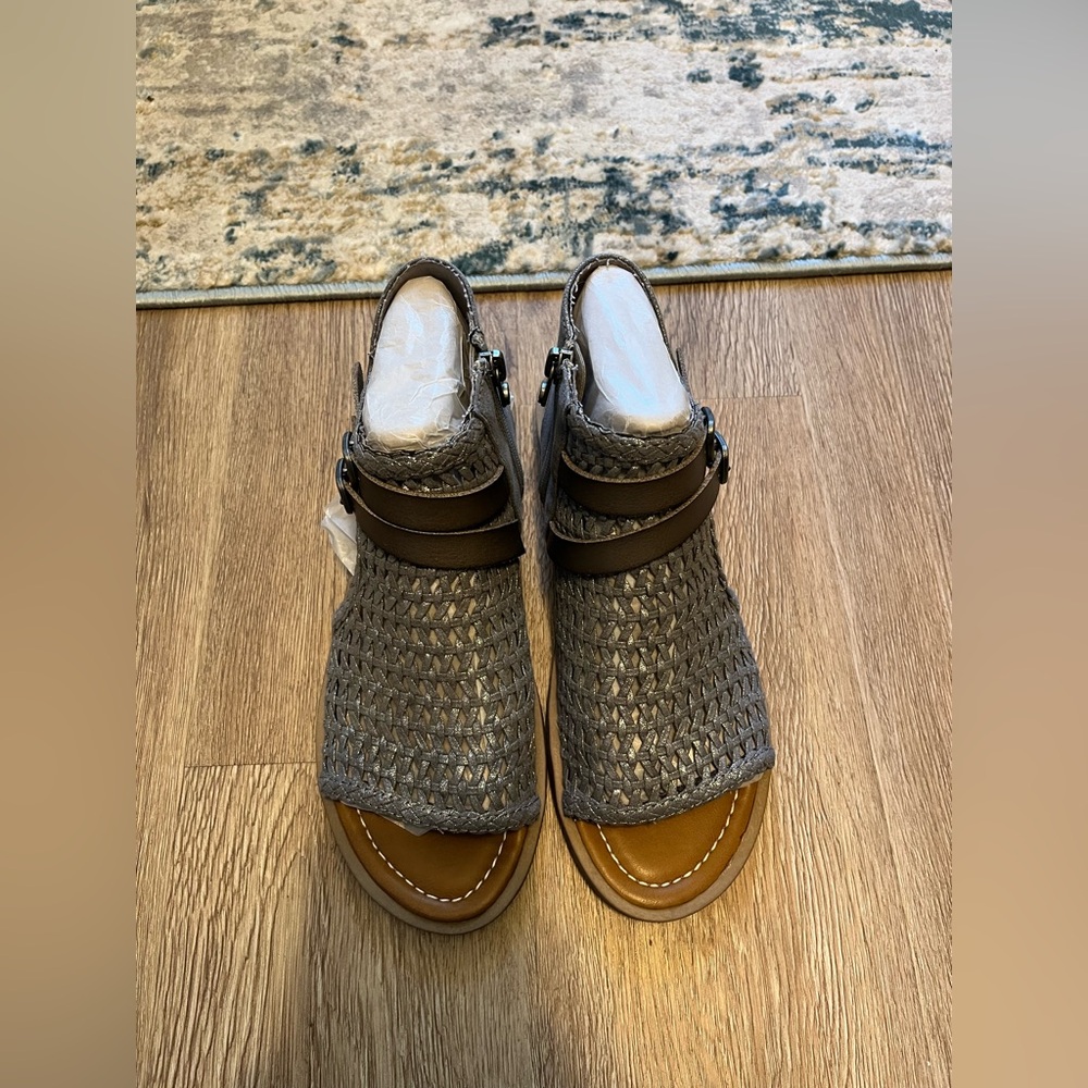 NEVER WORN~Blowfish Woven Open-Toe Mules in Metallic Gray